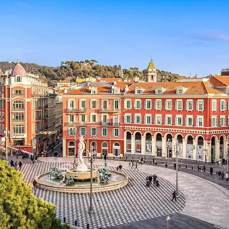 Promenade: Spacious Air-conditioned Near Nice
