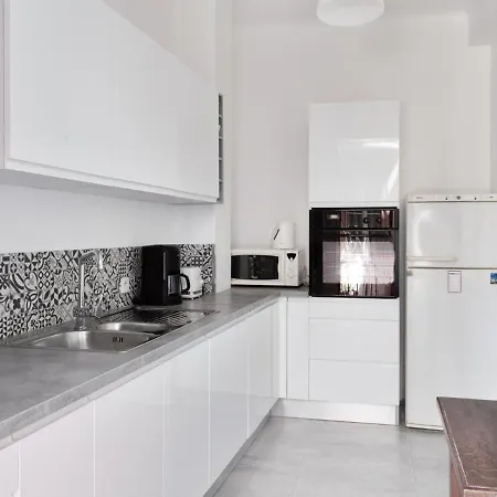 Promenade: Spacious Air-conditioned Near *