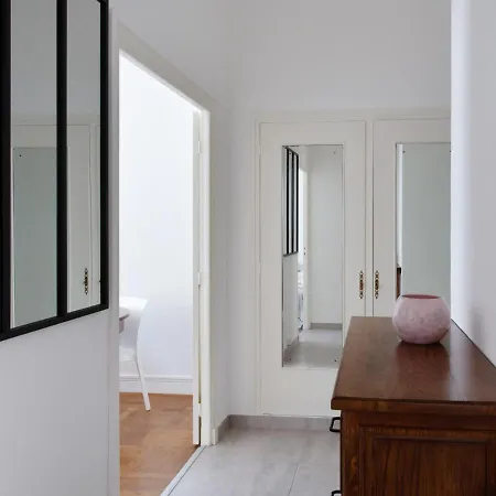 Promenade: Spacious Air-conditioned Near Apartment Nice