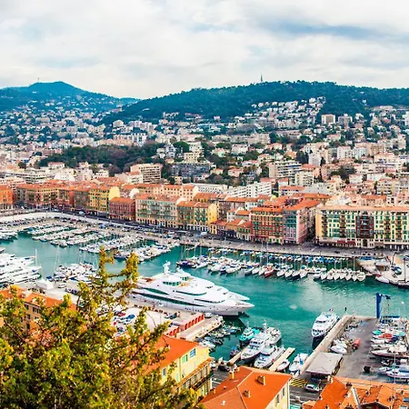 Promenade: Spacious Air-conditioned Near Nice