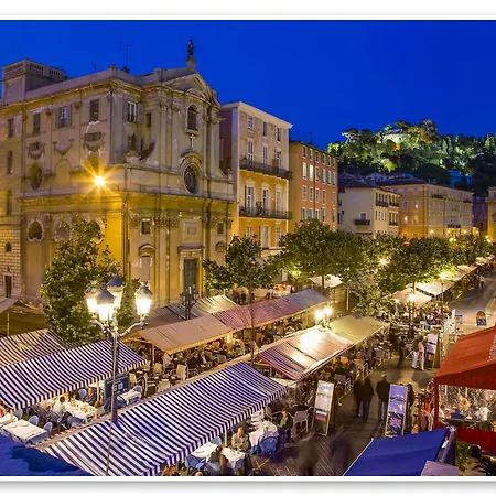 Promenade: Spacious Air-conditioned Near Apartment *