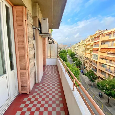 Promenade: Spacious Air-conditioned Near Apartment *